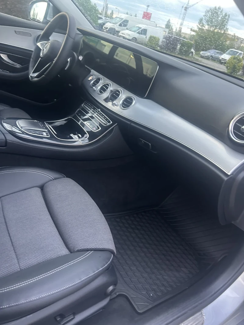 Mercedes-Benz E 220, снимка 11 - Автомобили и джипове - 52326223