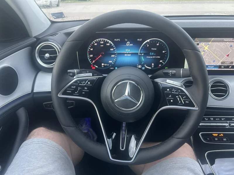 Mercedes-Benz E 220, снимка 5 - Автомобили и джипове - 52326223