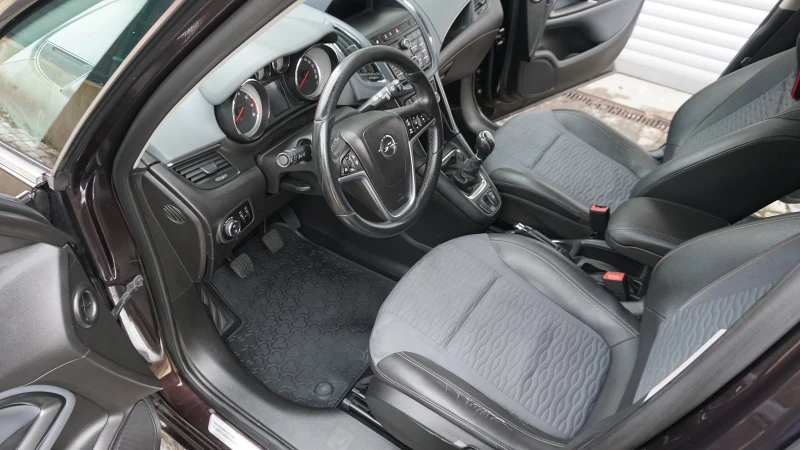 Opel Zafira Tourer, снимка 14 - Автомобили и джипове - 53459261