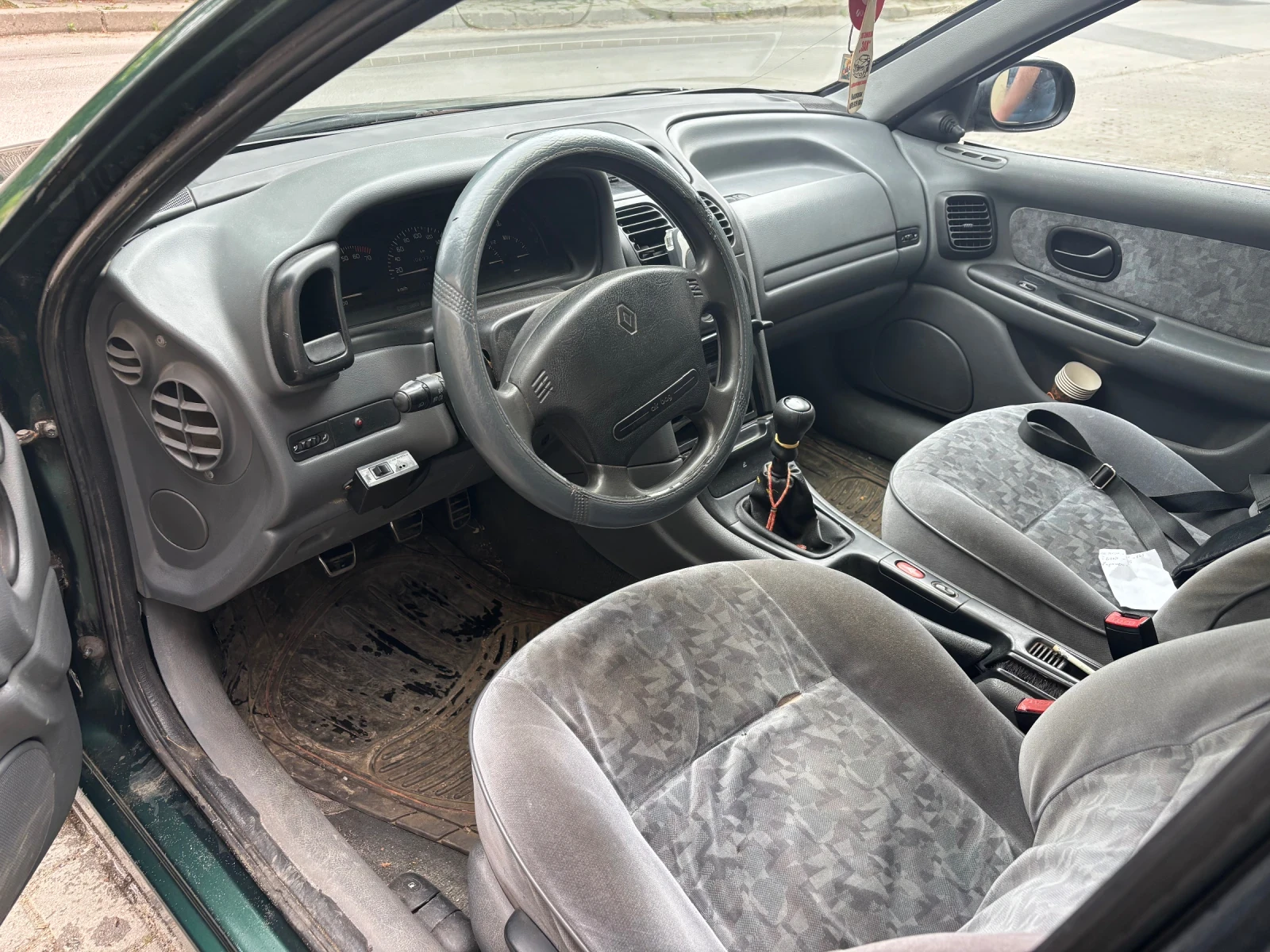 Renault Laguna 1.8, снимка 6 - Автомобили и джипове - 54481336