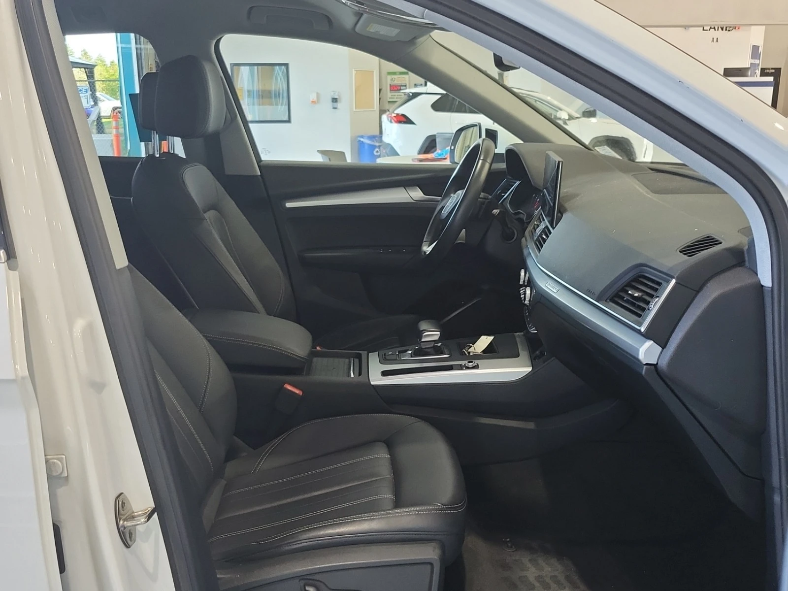Audi Q5 KOMFORT* CARFAX* АВТОФИНАНСИРАНЕ* Цена до България - изображение 9