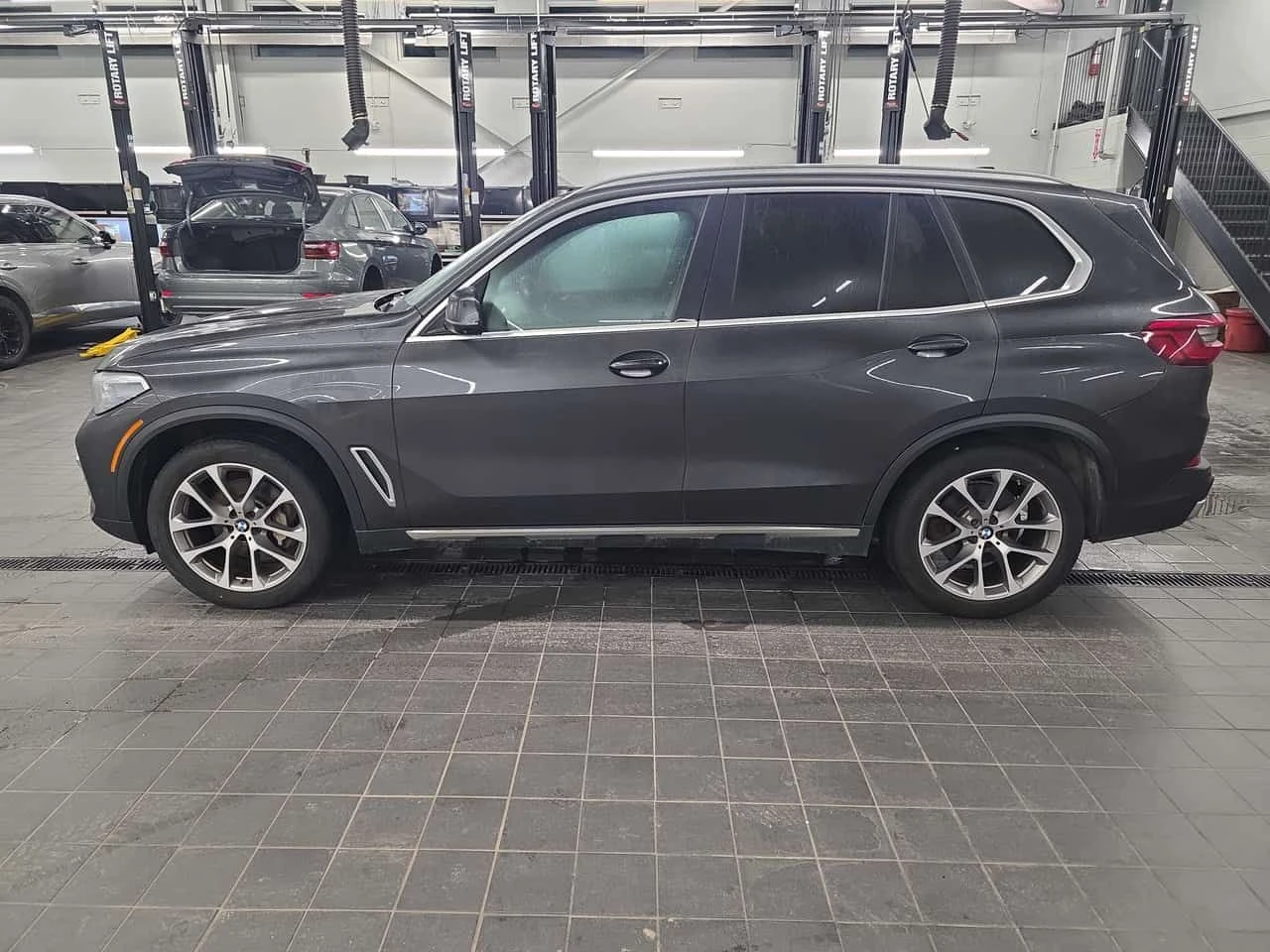 BMW X5 * xDrive40i * LASER* COMFORT SEATS* ОБДУХВАНЕ* H/K, снимка 2 - Автомобили и джипове - 53916753