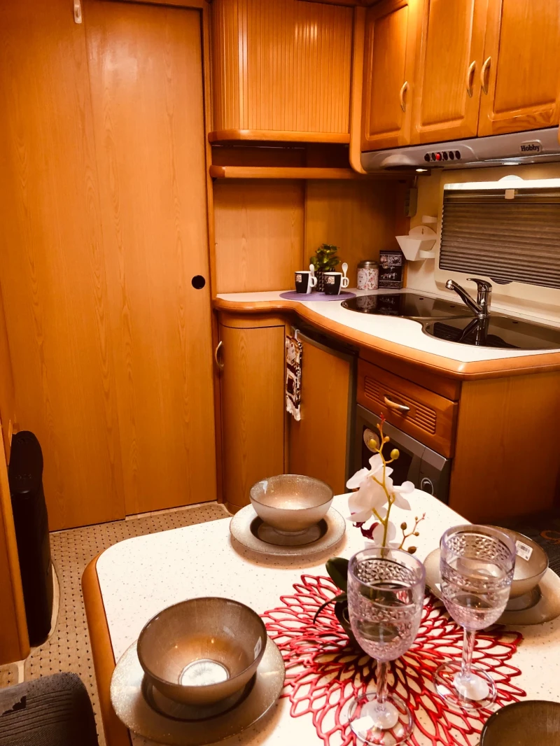 Каравана Hobby Prestige 560, снимка 10 - Каравани и кемпери - 51929544