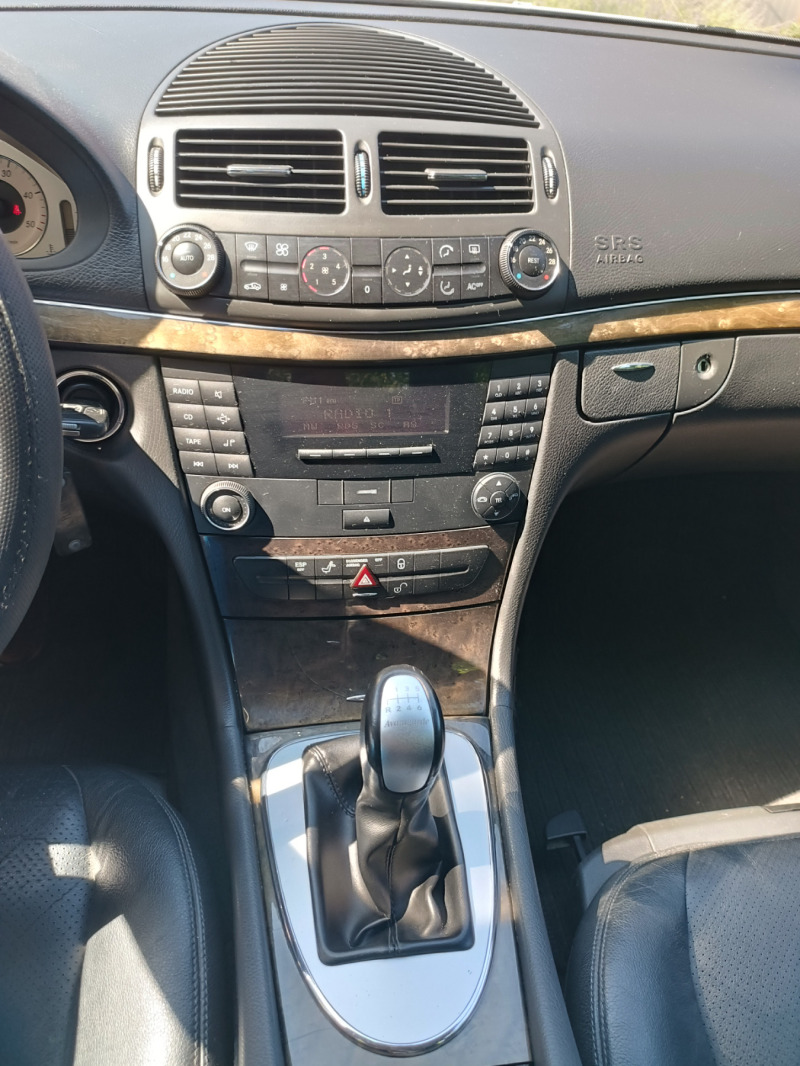 Mercedes-Benz E 220, снимка 15 - Автомобили и джипове - 46278274