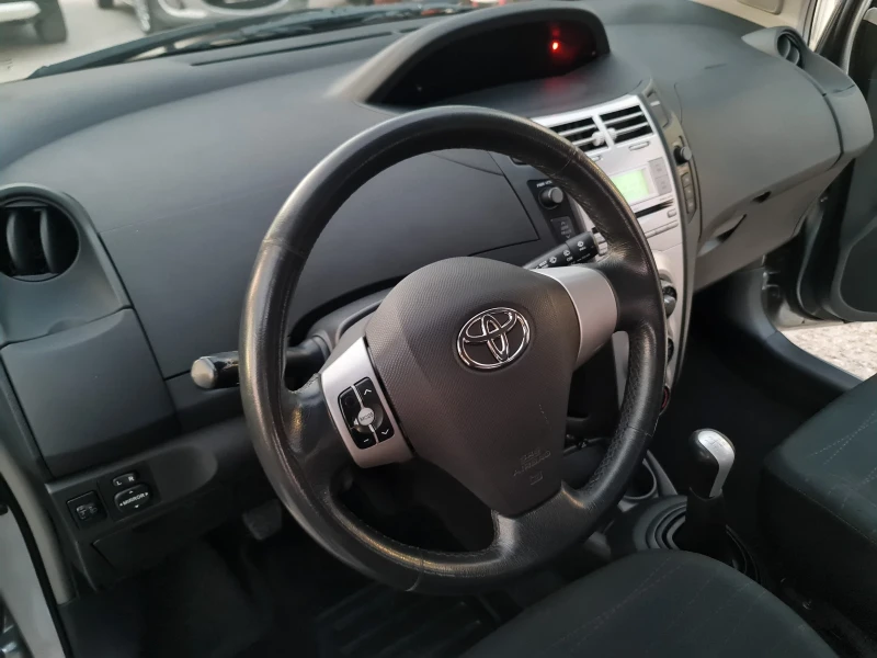 Toyota Yaris 1.3 Vvti Климатик Evro 4, снимка 14 - Автомобили и джипове - 47516584