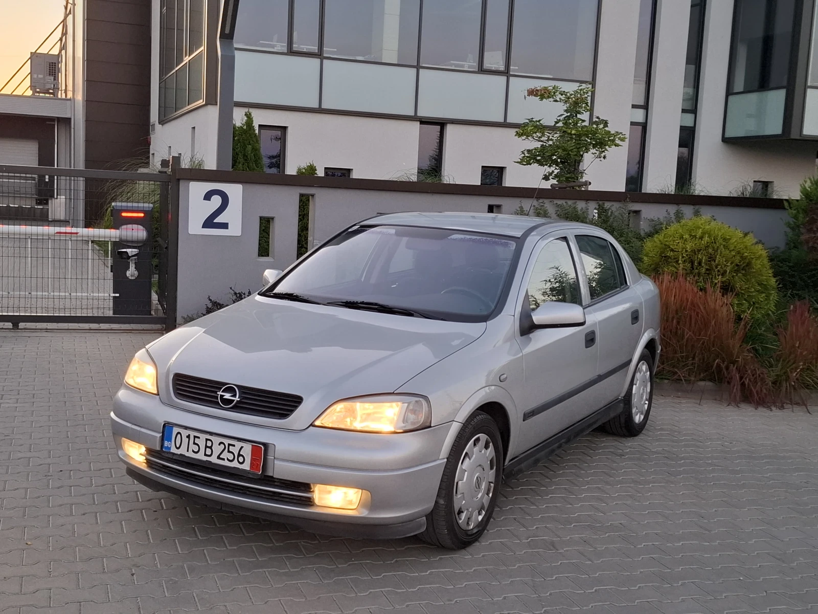 Opel Astra 1.6i* (101кс)* FACELIFT* * ABТОМАТ* * НОВ ВНОС* *  - изображение 2