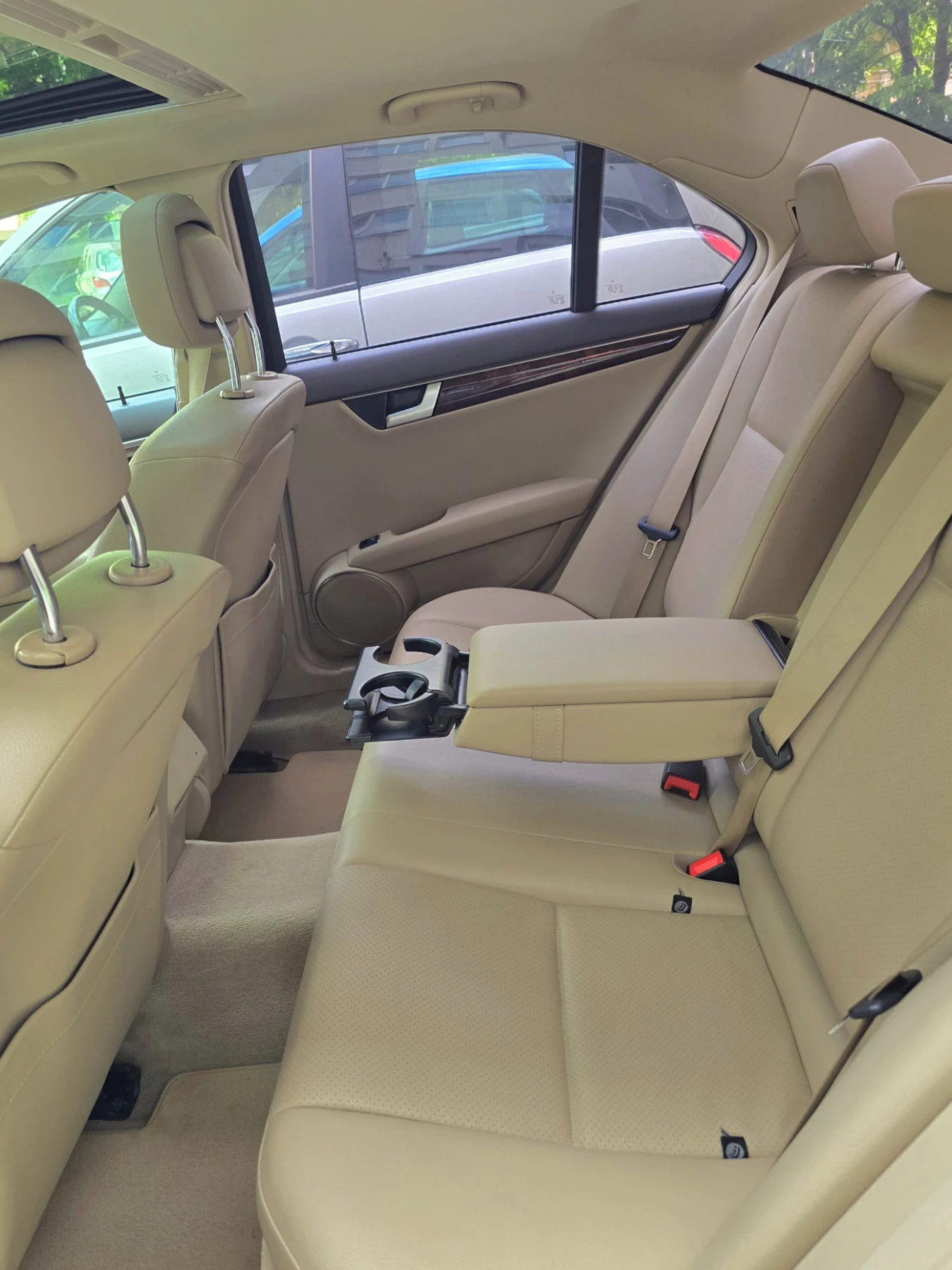 Mercedes-Benz C 300, снимка 9 - Автомобили и джипове - 54528183