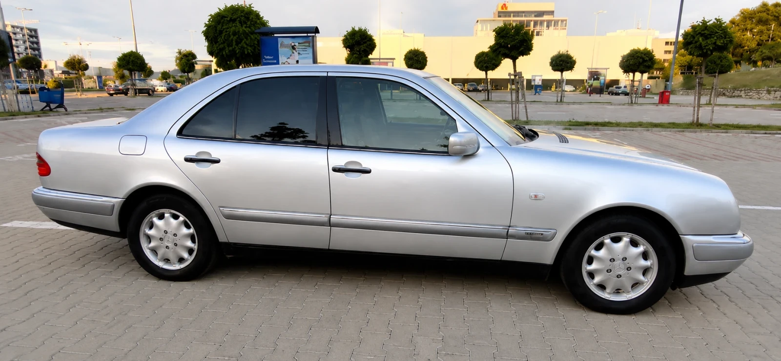 Mercedes-Benz E 200, снимка 3 - Автомобили и джипове - 55411233