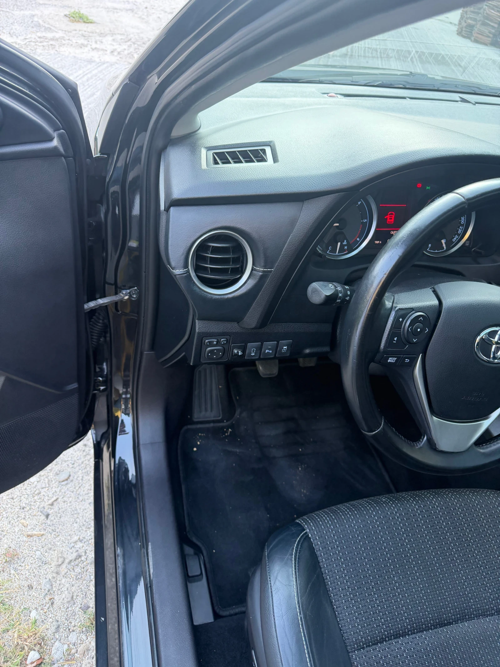 Toyota Auris 2.0D4D, снимка 12 - Автомобили и джипове - 55468714