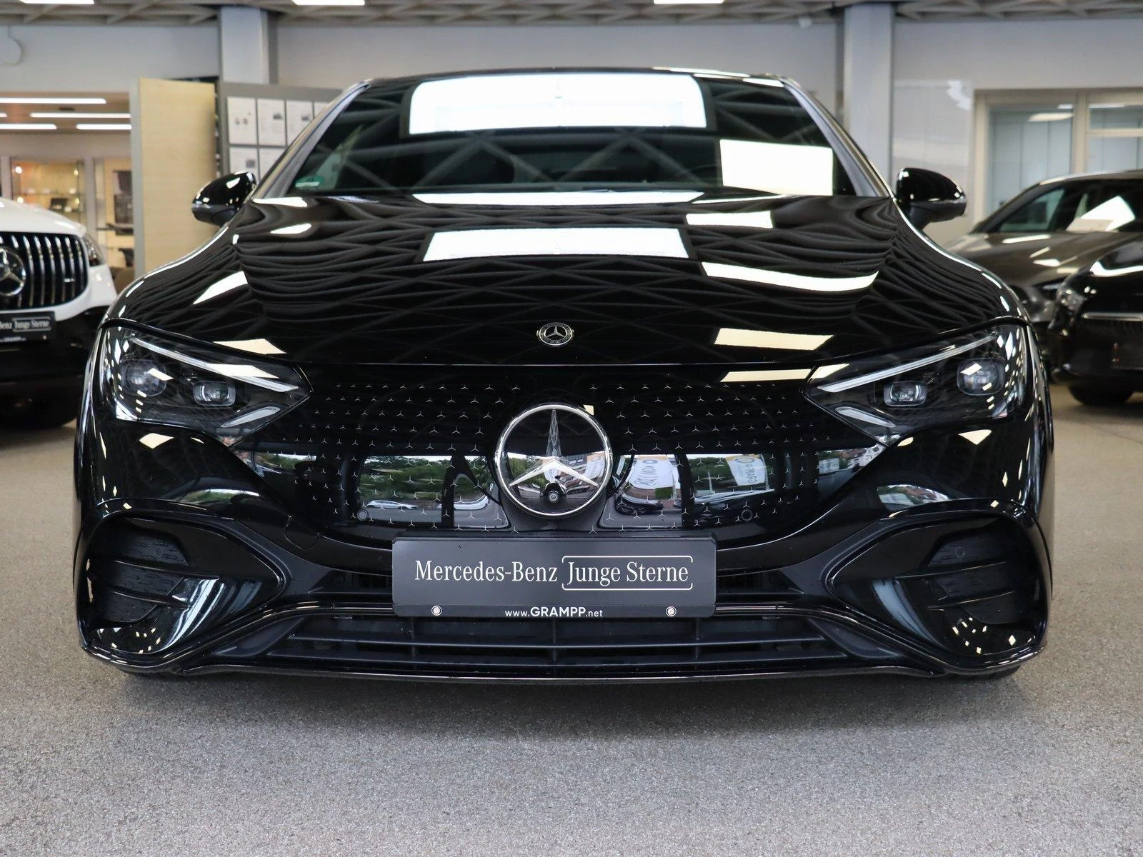 Mercedes-Benz EQE 500 4MATIC* AMG* PANO* BURMESTER* 360* , снимка 2 - Автомобили и джипове - 56336028
