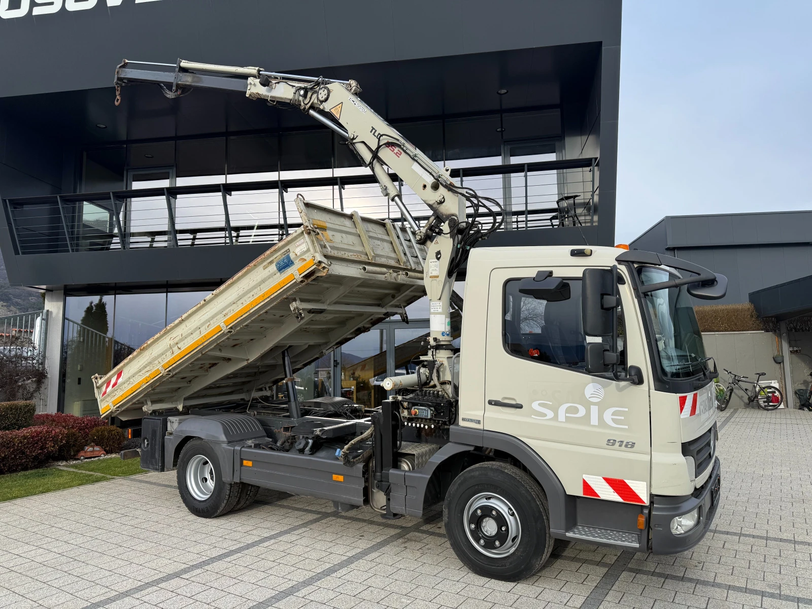 Mercedes-Benz Atego 918 Bluetec4 9500кг. Самосвал с кран  - изображение 2