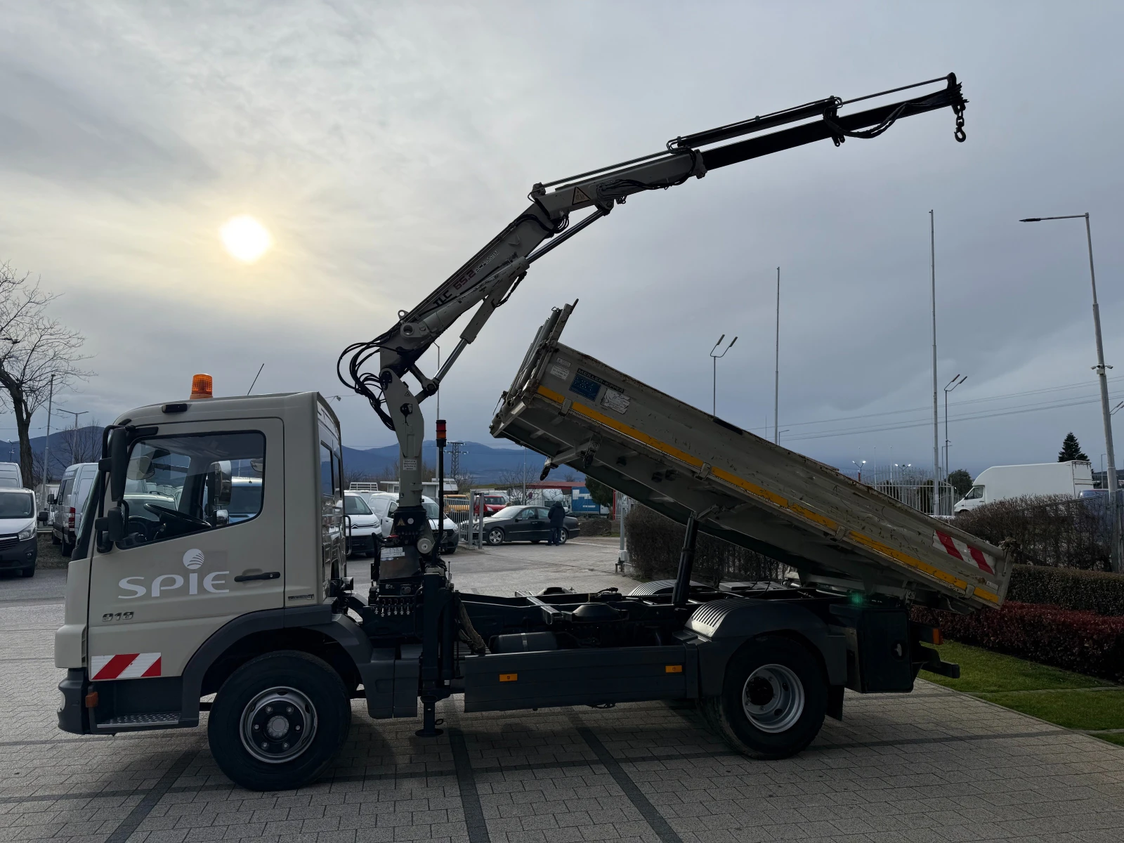 Mercedes-Benz Atego 918 Bluetec4 9500кг. Самосвал с кран  - изображение 4