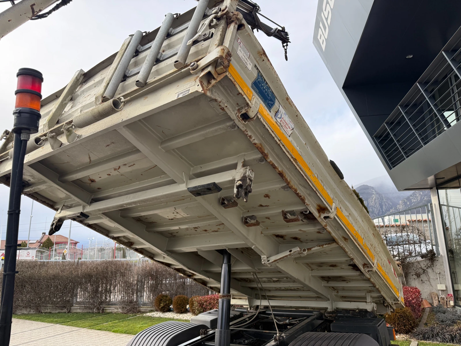 Mercedes-Benz Atego 918 Bluetec4 9500кг. Самосвал с кран  - изображение 5