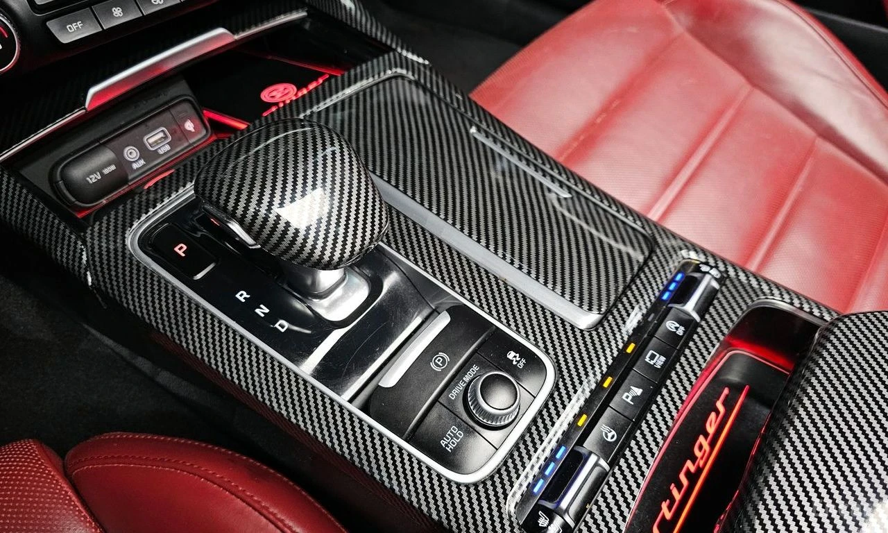 Kia Stinger GT* CARBON* HEAD-UP* ПАНОРАМА* ОБДУХ* 360 КАМЕРИ, снимка 14 - Автомобили и джипове - 54398186