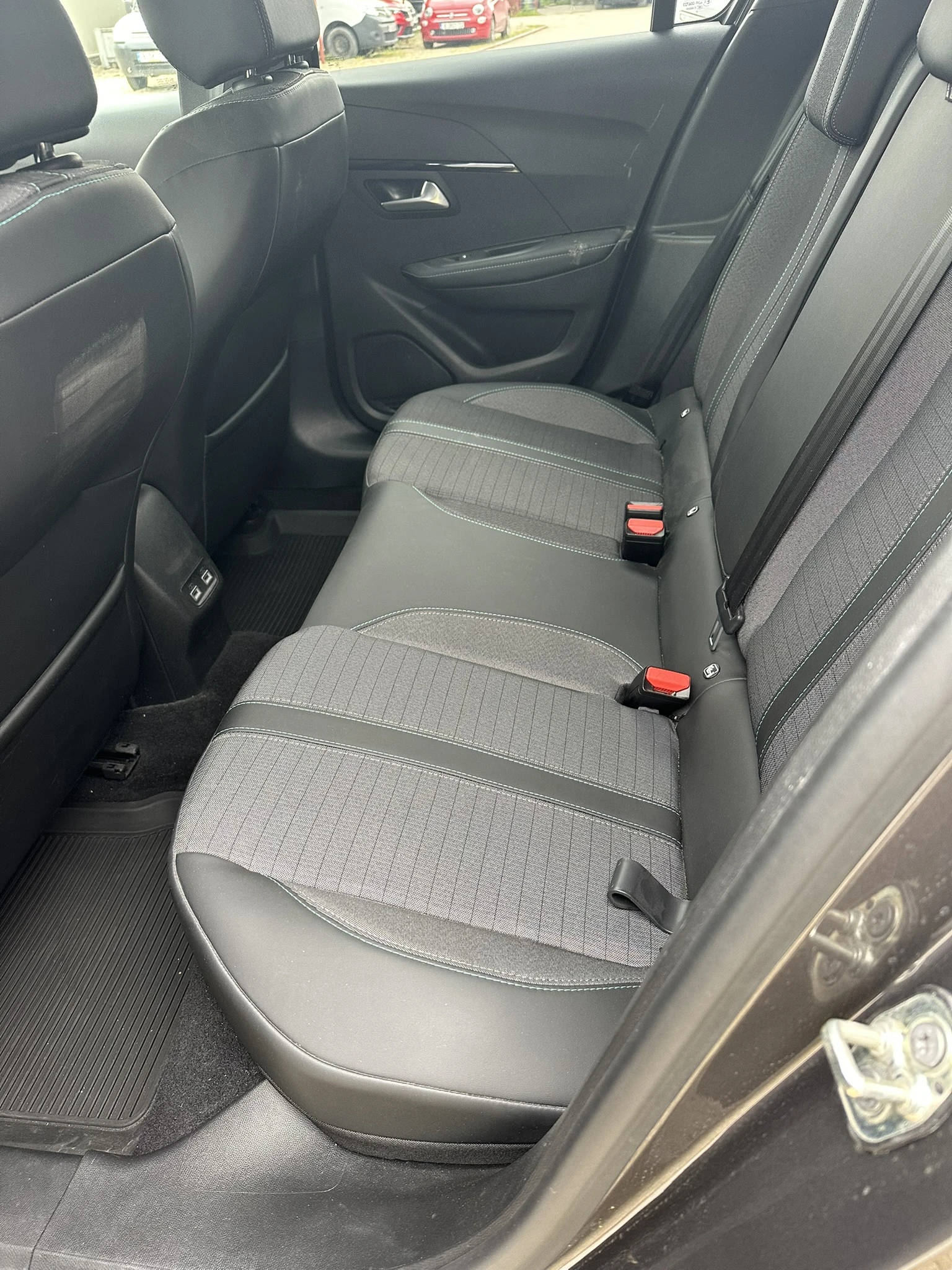 Peugeot 208 Allure Plus, снимка 9 - Автомобили и джипове - 54588392