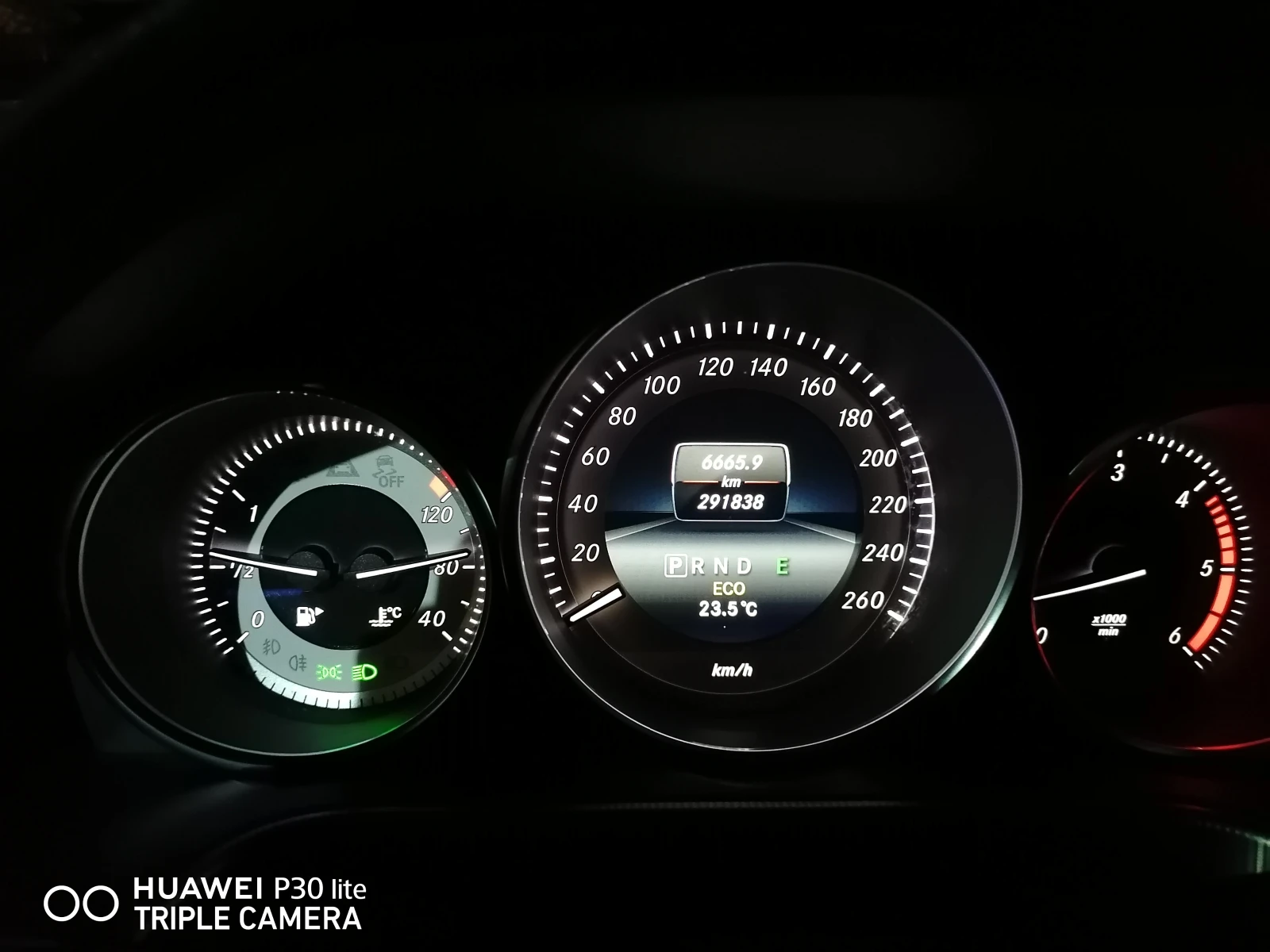 Mercedes-Benz E 350 4-Matic Bluetec , снимка 16 - Автомобили и джипове - 55661604