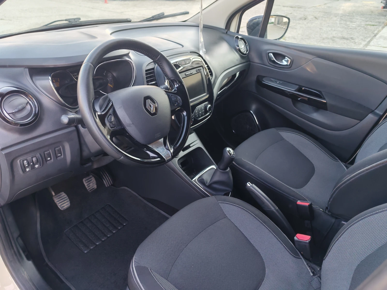 Renault Captur Спешно!, снимка 8 - Автомобили и джипове - 55803335