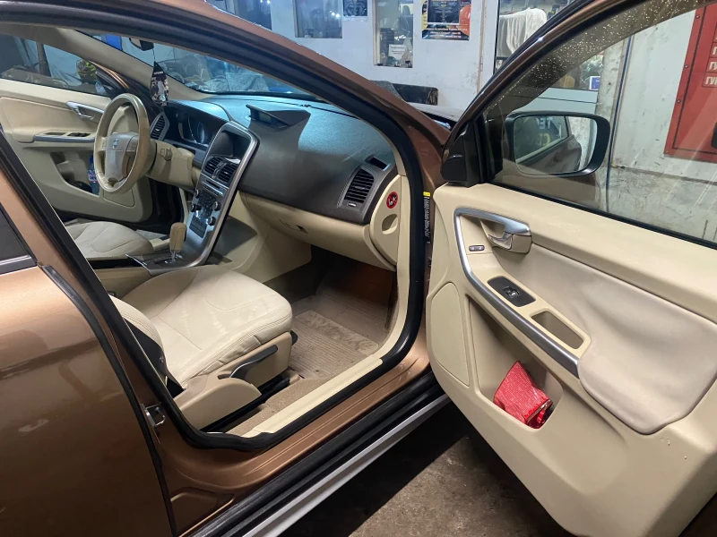 Volvo XC60 2.4D AWD, снимка 13 - Автомобили и джипове - 52878517