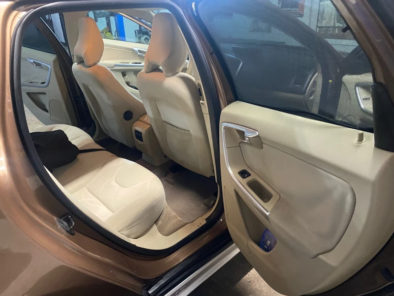 Volvo XC60 2.4D AWD, снимка 12 - Автомобили и джипове - 52878517