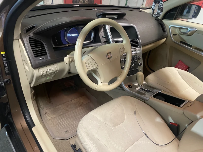 Volvo XC60 2.4D AWD, снимка 7 - Автомобили и джипове - 52878517