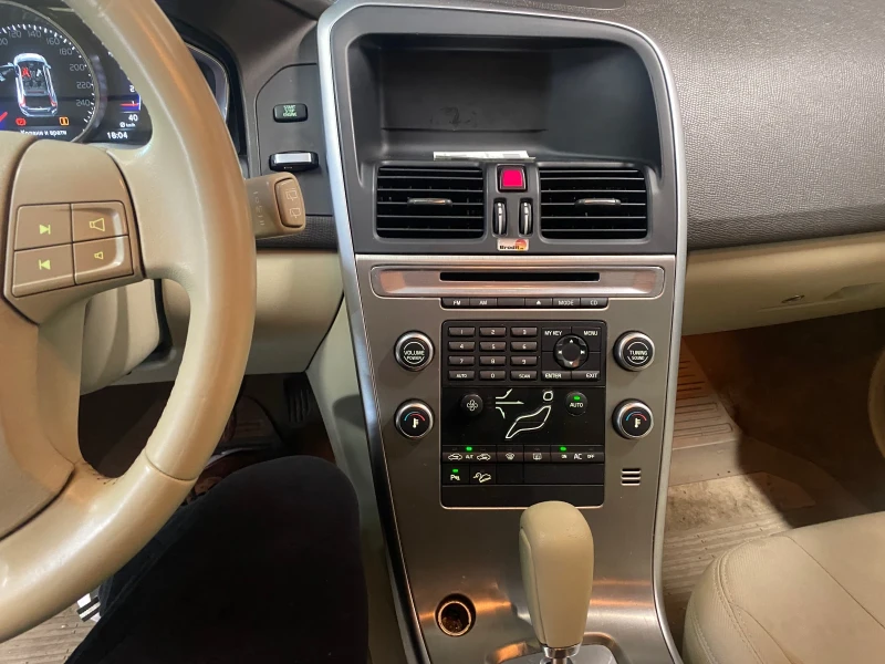 Volvo XC60 2.4D AWD, снимка 16 - Автомобили и джипове - 52878517