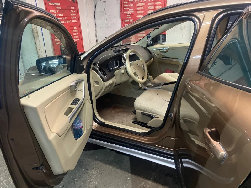 Volvo XC60 2.4D AWD, снимка 9 - Автомобили и джипове - 52878517