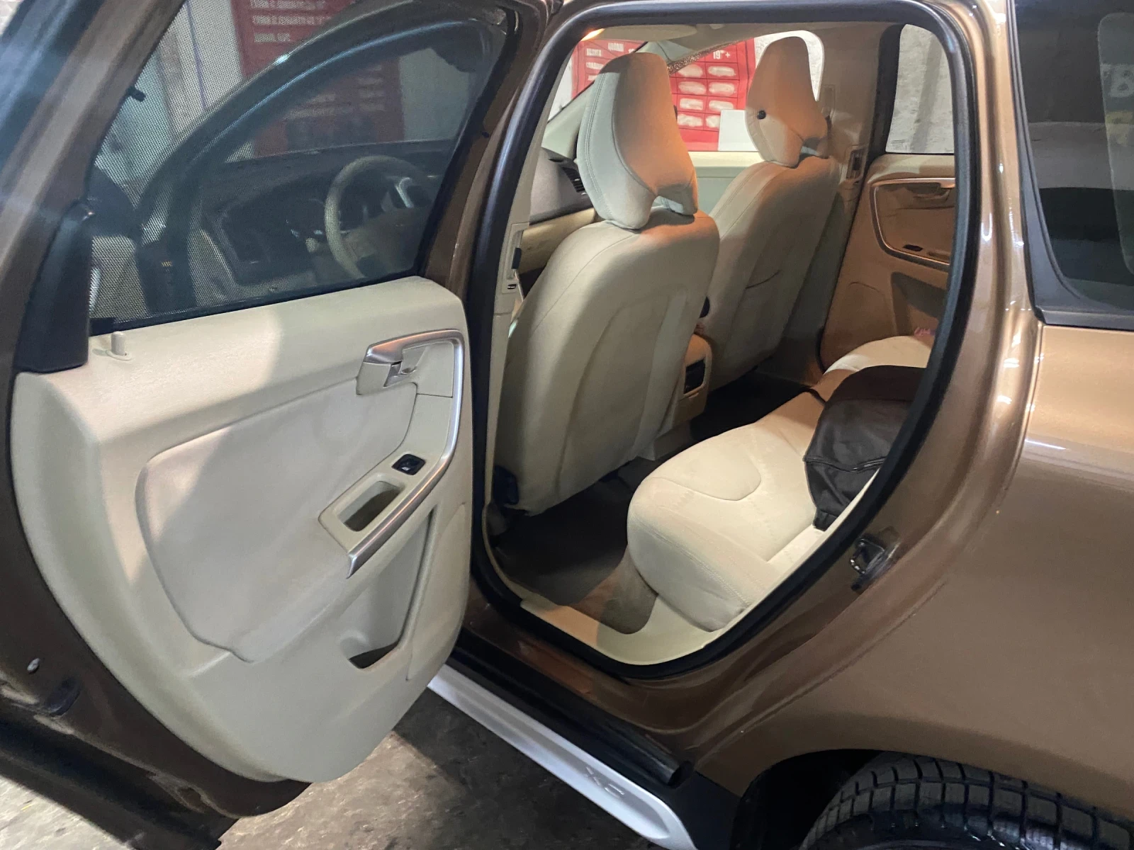 Volvo XC60 2.4D AWD - изображение 8