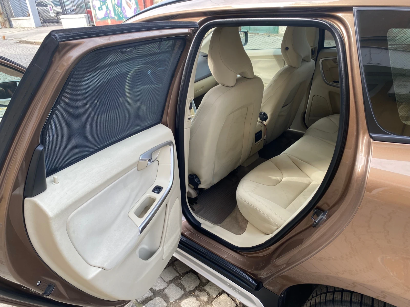 Volvo XC60 2.4D AWD, снимка 10 - Автомобили и джипове - 52878517