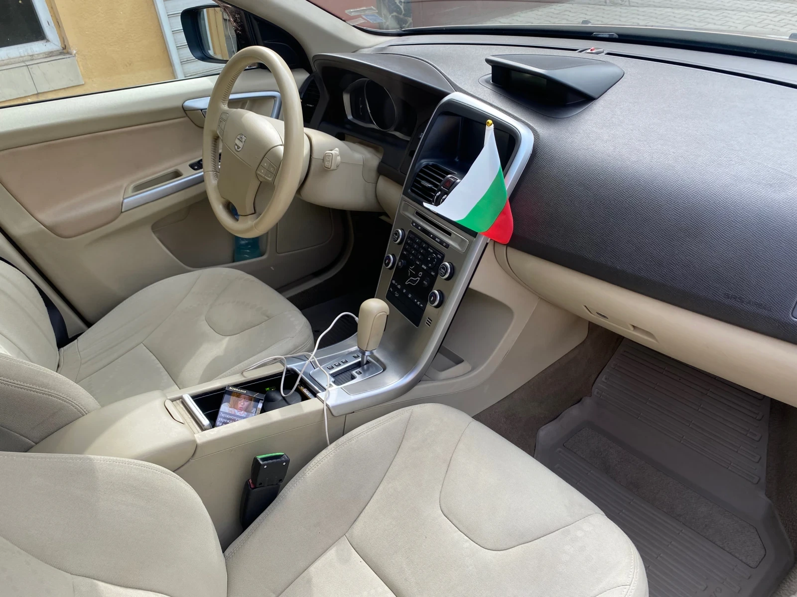 Volvo XC60 2.4D AWD, снимка 8 - Автомобили и джипове - 52878517