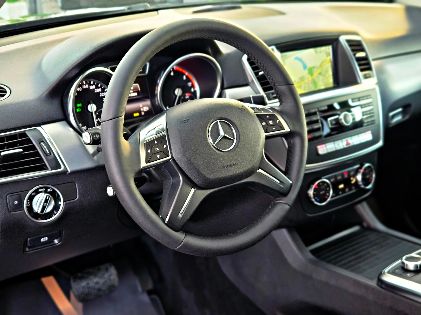 Mercedes-Benz ML 350 AMG/GERMANY/PANO/CAMERA/ПОДГРЕВ/ПАМЕТ/AMBIENT/LIZI, снимка 11 - Автомобили и джипове - 53809567