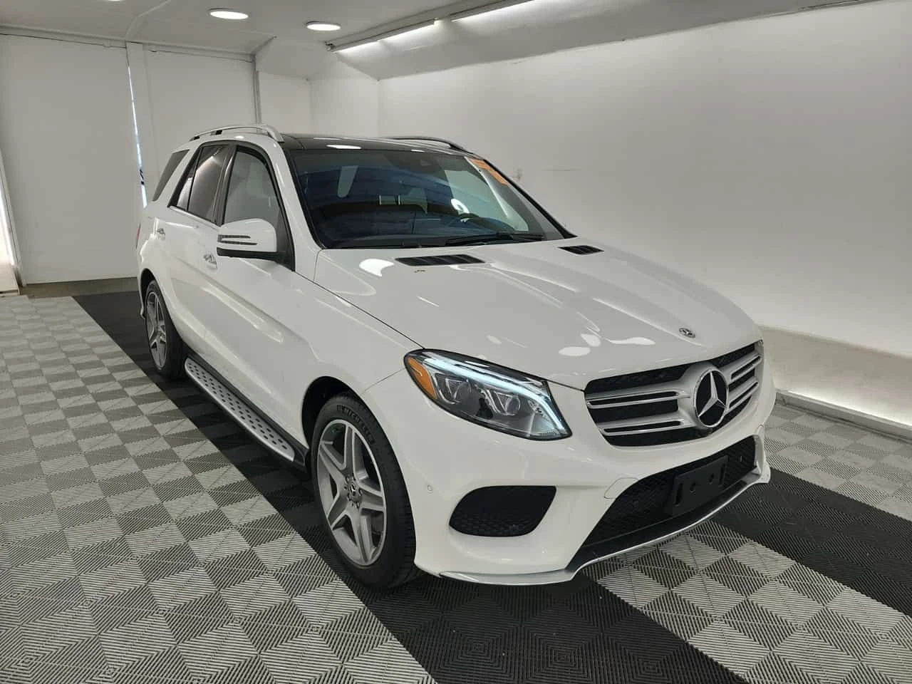 Mercedes-Benz GLE 400  AMG PACK | DISTRONIC | 360 | PANO | MEMORY | , снимка 2 - Автомобили и джипове - 54677629