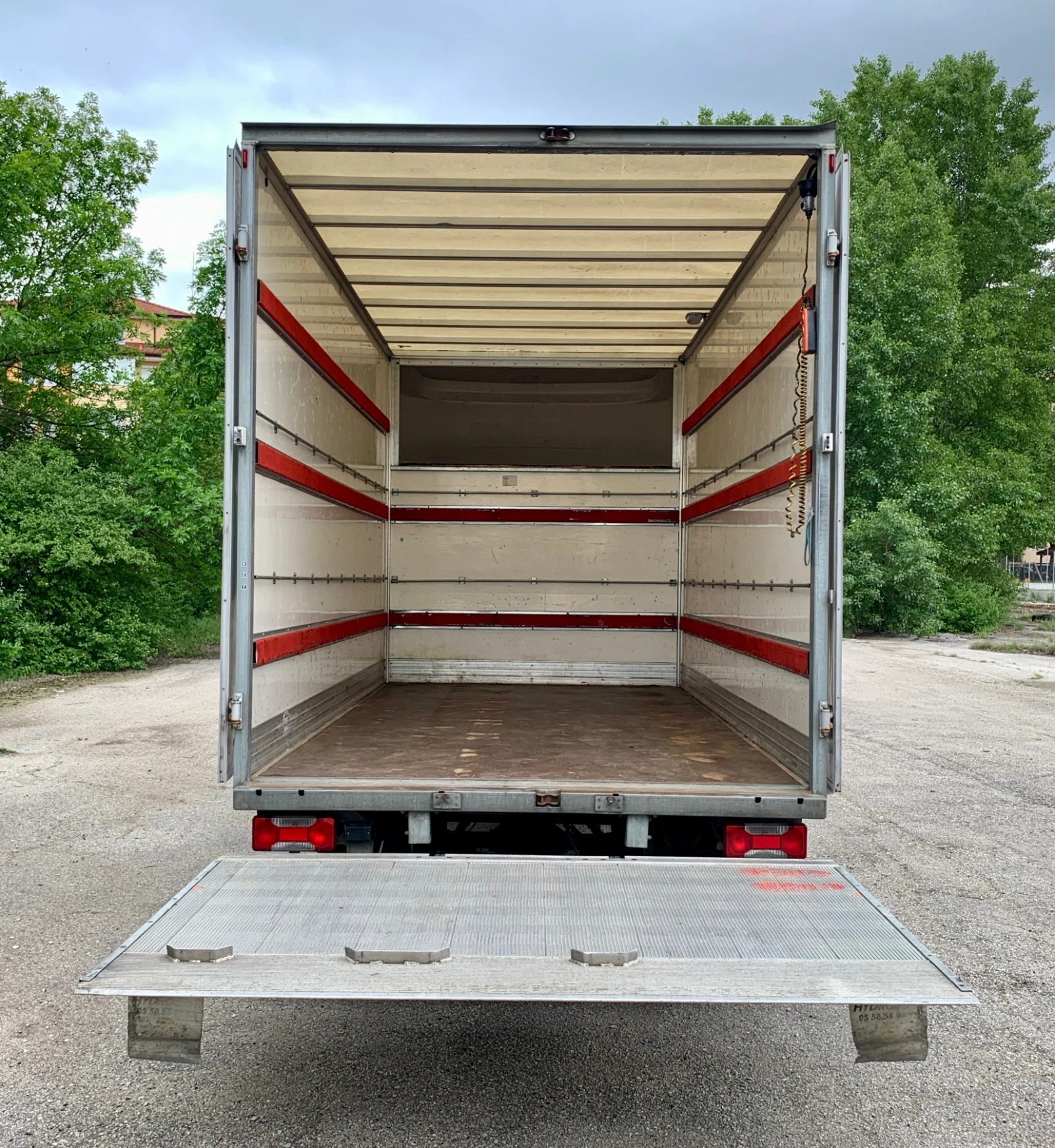 Iveco Daily 3.0* 183ХИЛ.КМ* КЛИМАТИК* ПАДАЩ БОРД* FACELIFT - изображение 7