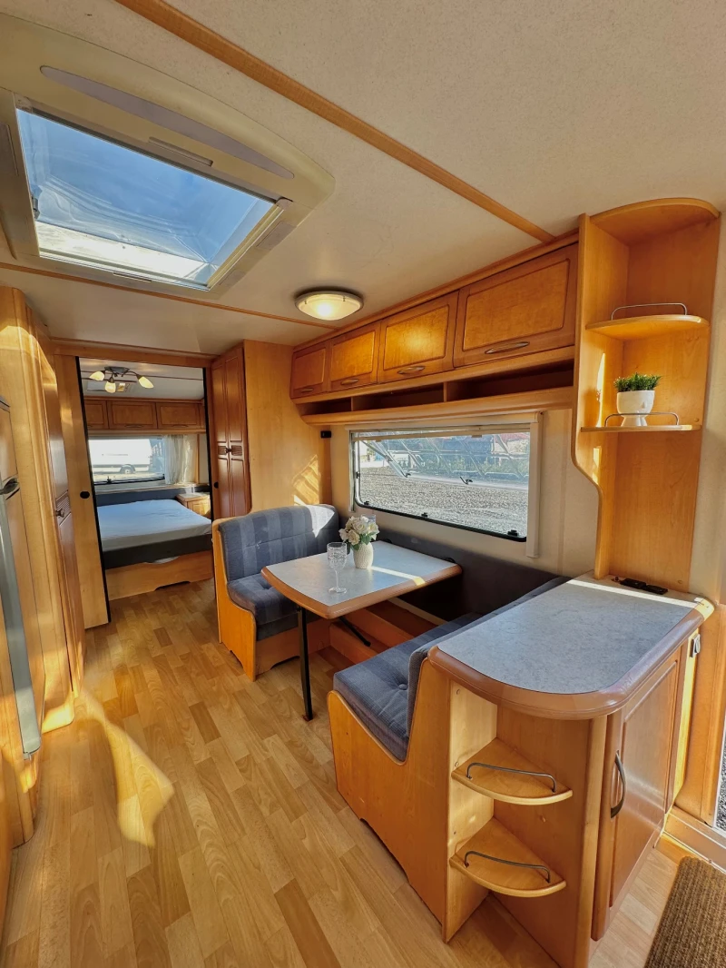 Каравана Hobby Prestige 720 / 9 метра/ НОВ ВНОС/ ГОЛЯМ ХЛАДИЛНИК/, снимка 12 - Каравани и кемпери - 52158998