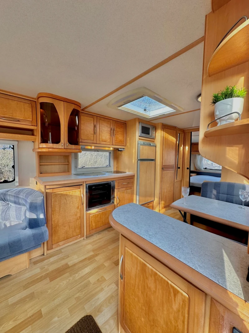 Каравана Hobby Prestige 720 / 9 метра/ НОВ ВНОС/ ГОЛЯМ ХЛАДИЛНИК/, снимка 11 - Каравани и кемпери - 52158998