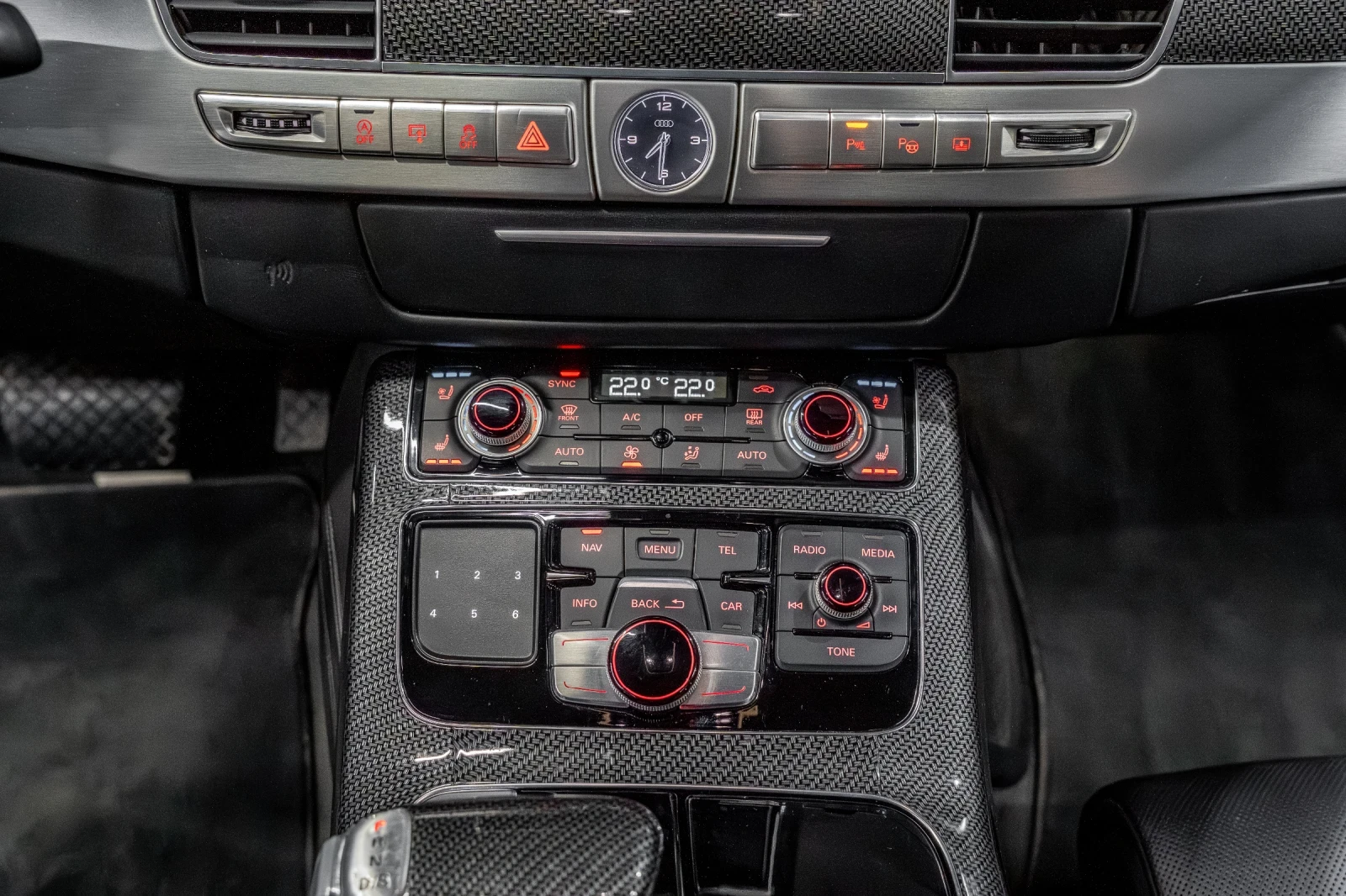 Audi A8 4.2 TDI /MATRIX /S8 OPTIC /HUD /NIGHT PACK /CARBON, снимка 13 - Автомобили и джипове - 52733413