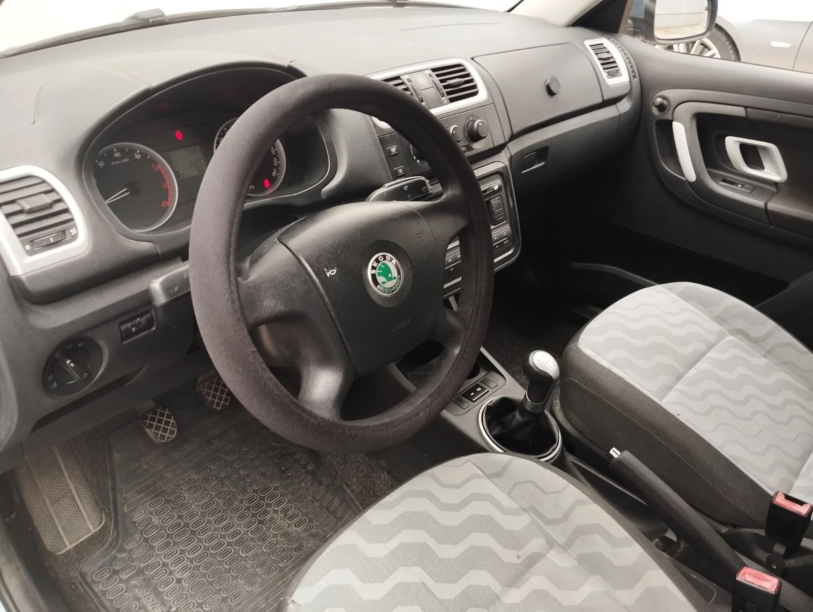 Skoda Fabia, снимка 10 - Автомобили и джипове - 54750562