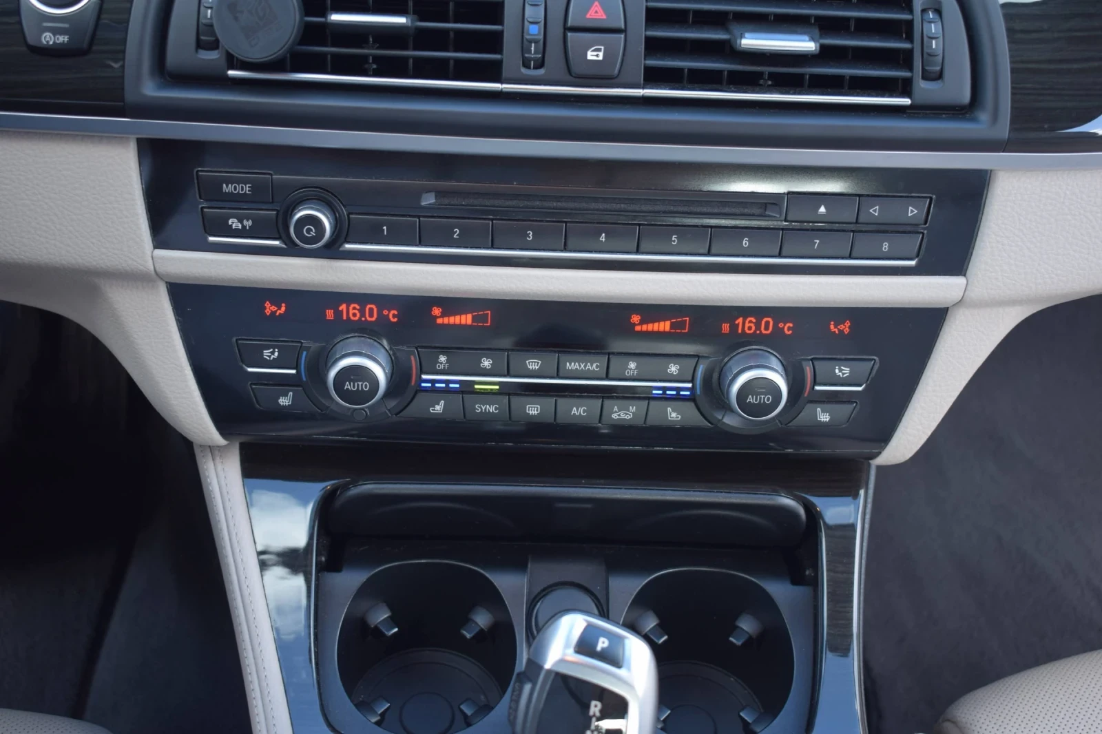 BMW 530 XDRIVE/Facelift/HUD/Adative xenon/ Обдухване, снимка 8 - Автомобили и джипове - 54975955