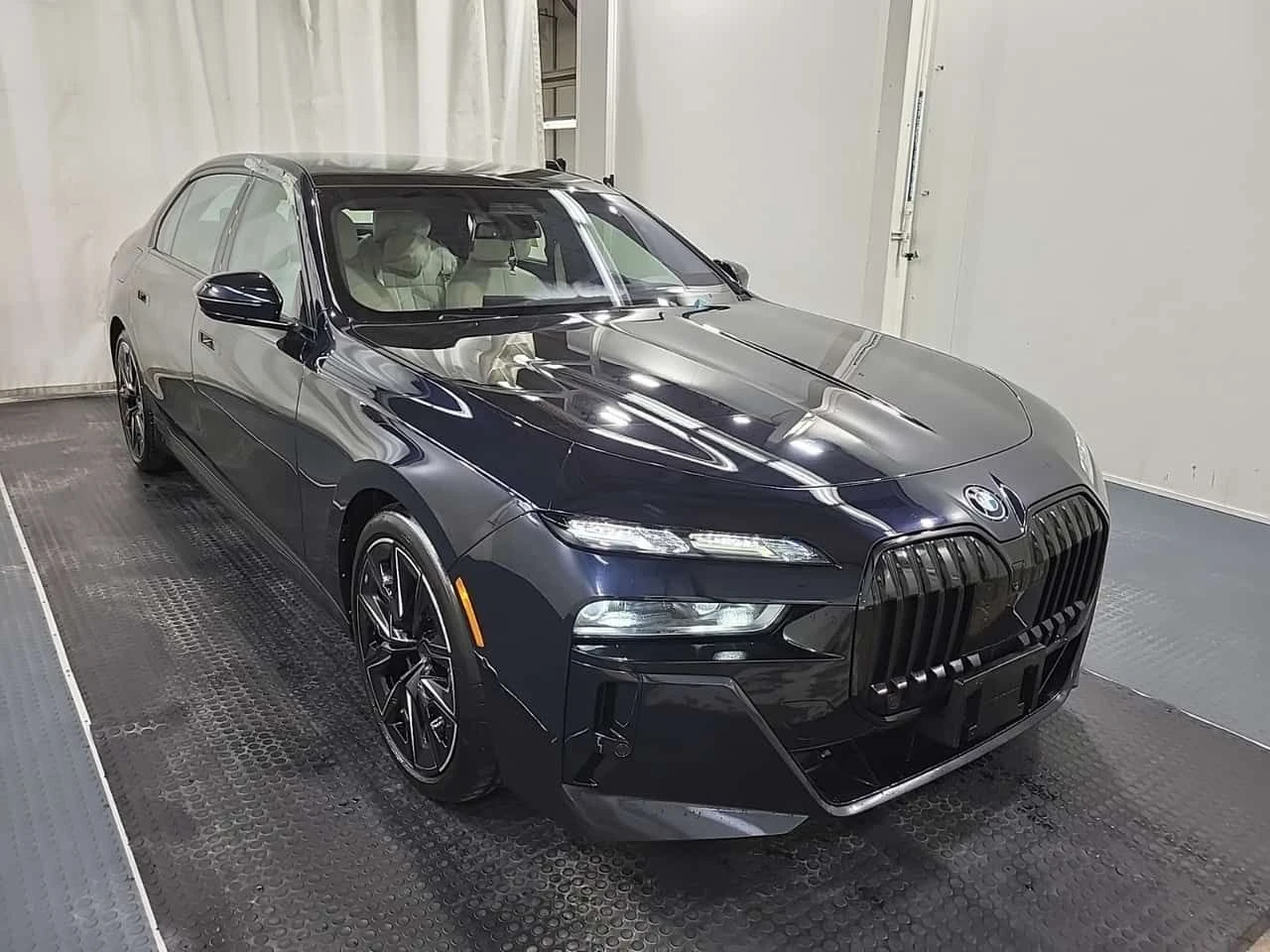 BMW i7 * XDRIVE60 * CARFAX * ЦЕНА ДО БГ, снимка 2 - Автомобили и джипове - 55629327
