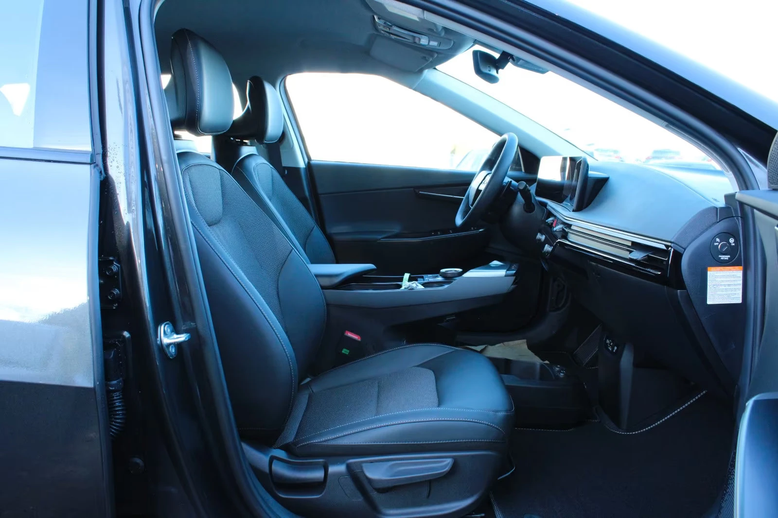 Kia EV6 НОВ!/AIR/170HP/CAN/LED/CPLAY/KLESS/NAVI/ACC/690q, снимка 14 - Автомобили и джипове - 56128120