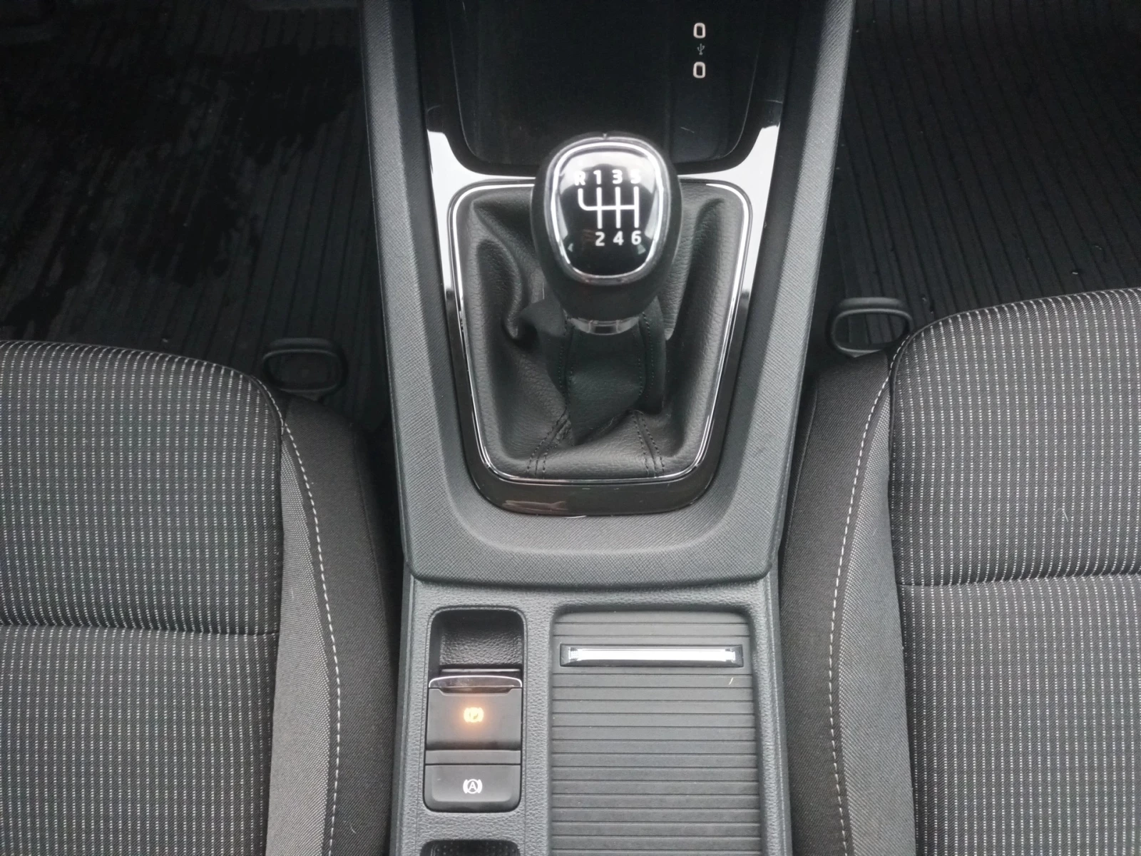 Skoda Octavia 2.0 TDI/6MT, снимка 16 - Автомобили и джипове - 56710535