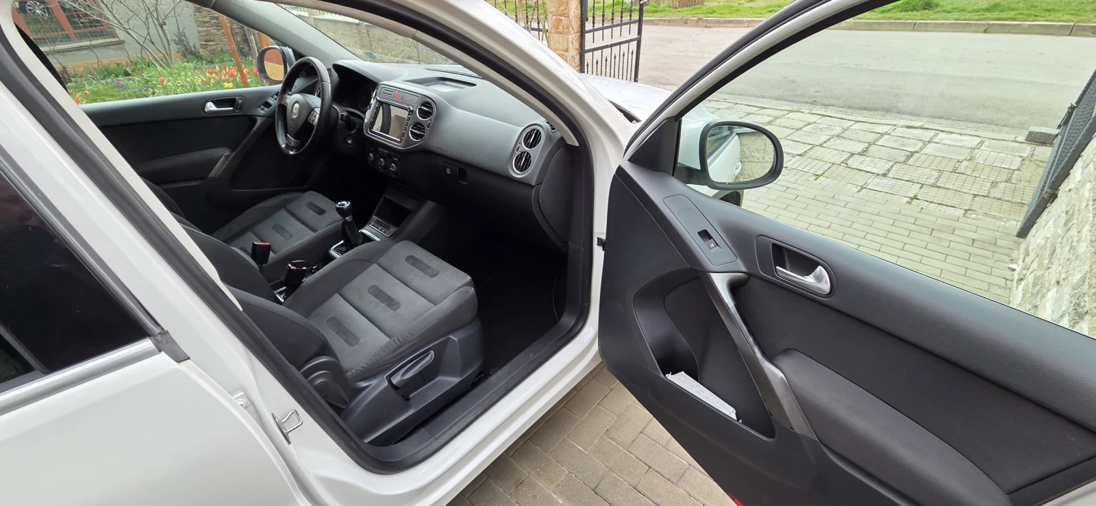 VW Tiguan 2.0TDI 4Motion, снимка 11 - Автомобили и джипове - 53978426