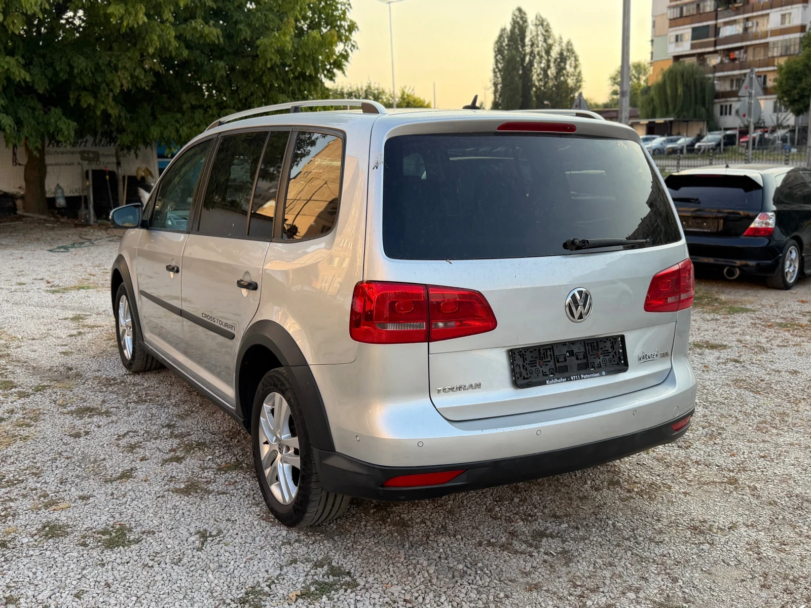 VW Touran 1.6Д CROSS, снимка 5 - Автомобили и джипове - 52043547