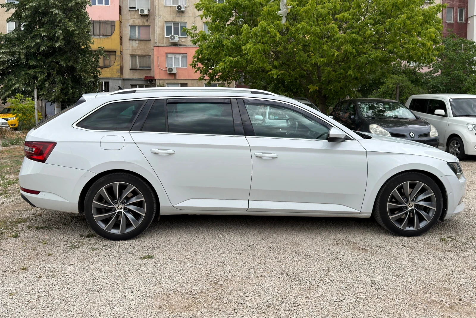Skoda Superb Laurin & Klement 2.0Д 190 КС DSG, снимка 8 - Автомобили и джипове - 52043547
