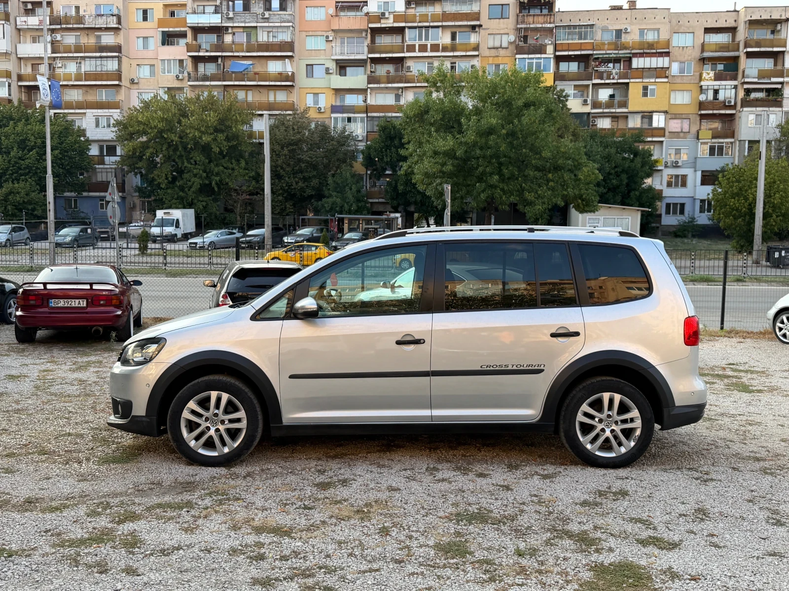 VW Touran 1.6Д CROSS, снимка 4 - Автомобили и джипове - 52043547