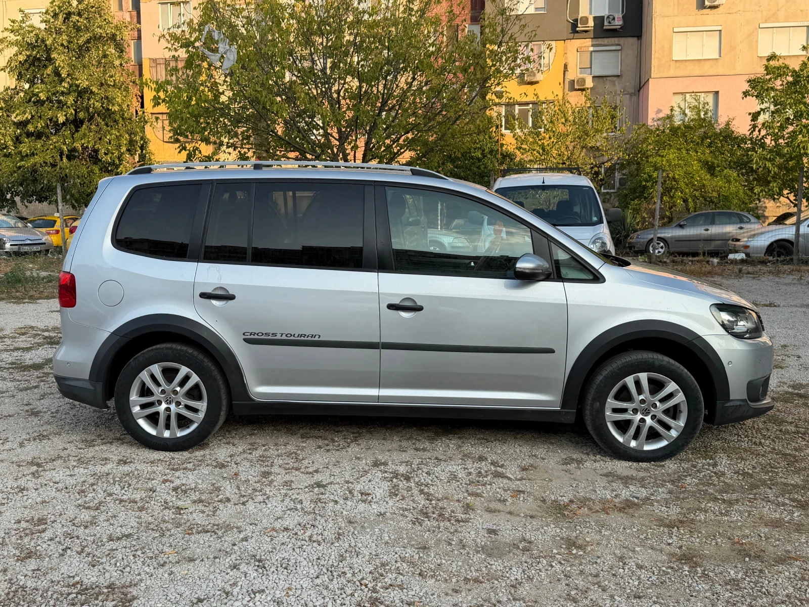 VW Touran 1.6Д CROSS, снимка 8 - Автомобили и джипове - 52043547