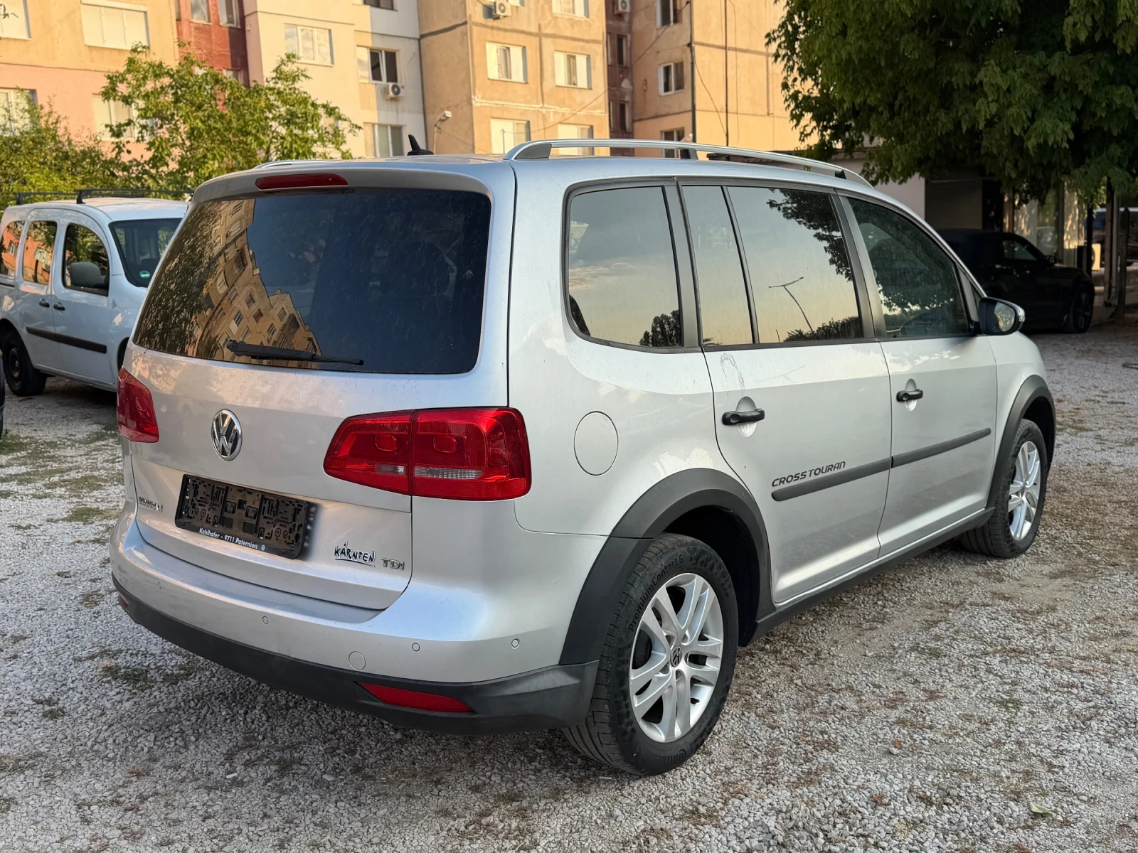 VW Touran 1.6Д CROSS, снимка 7 - Автомобили и джипове - 52043547