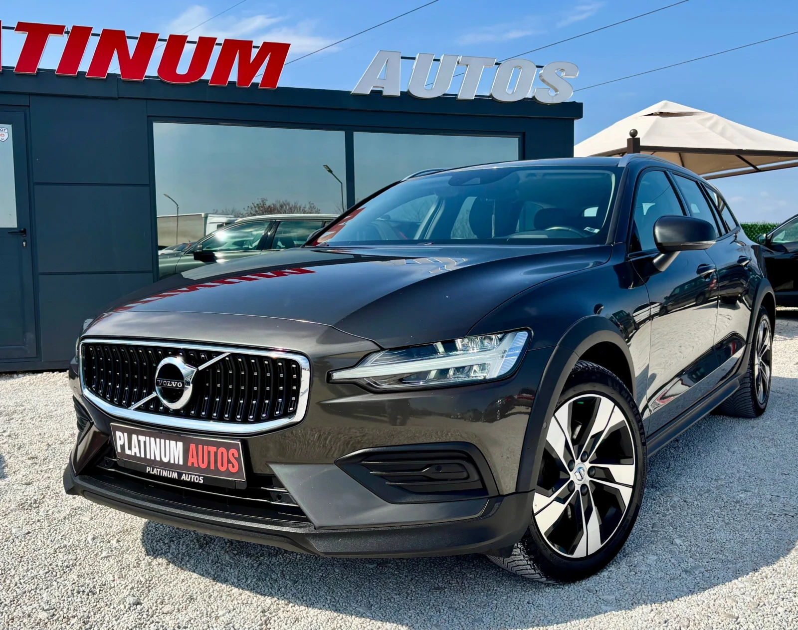 Volvo V60 Cross Country 2.0D/4X4/ДИСТРОНИК/ЕВРО 6 , снимка 3 - Автомобили и джипове - 53981798