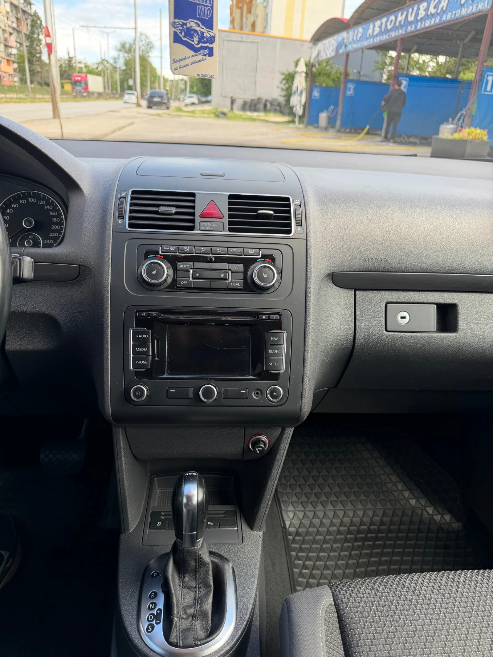 VW Touran 2.0TDI DSG, снимка 10 - Автомобили и джипове - 54579945
