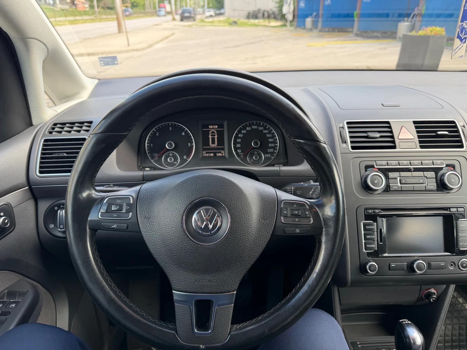 VW Touran 2.0TDI DSG, снимка 9 - Автомобили и джипове - 54579945