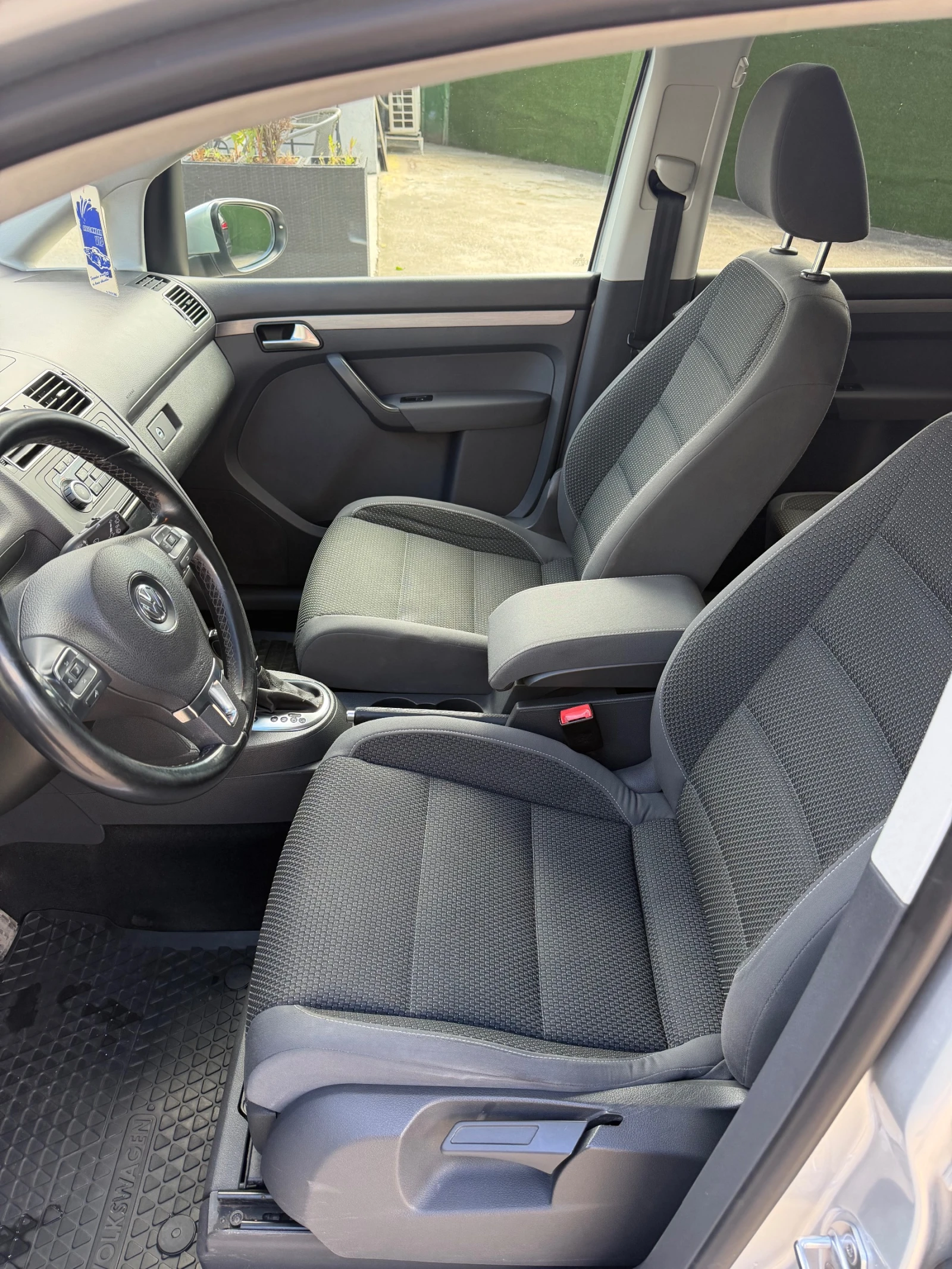 VW Touran 2.0TDI DSG, снимка 7 - Автомобили и джипове - 54579945